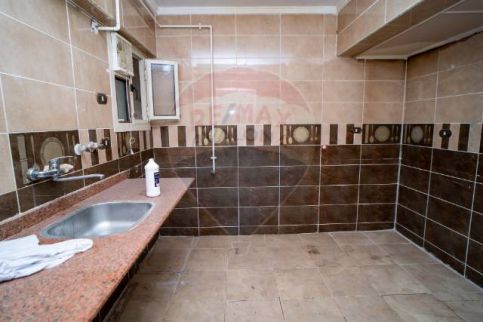 شقة للإيجار فى زيزينيا - قسم الرمل - الإسكندرية